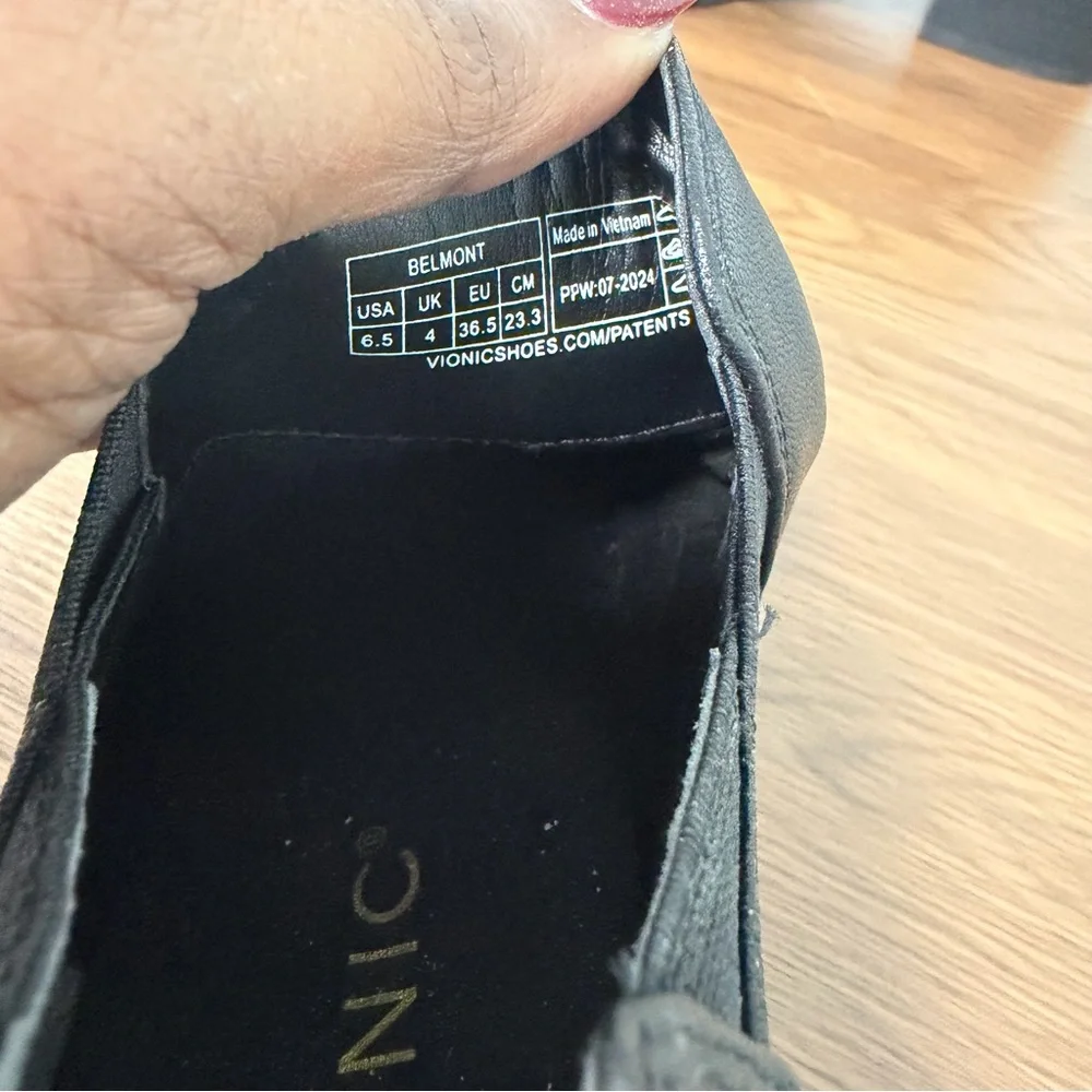 Vionic sleek black